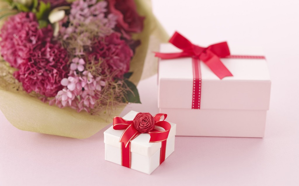 Employee-Gifts-presents-box