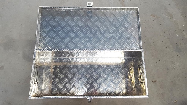 picture of an aluminum clean checker plate toolbox