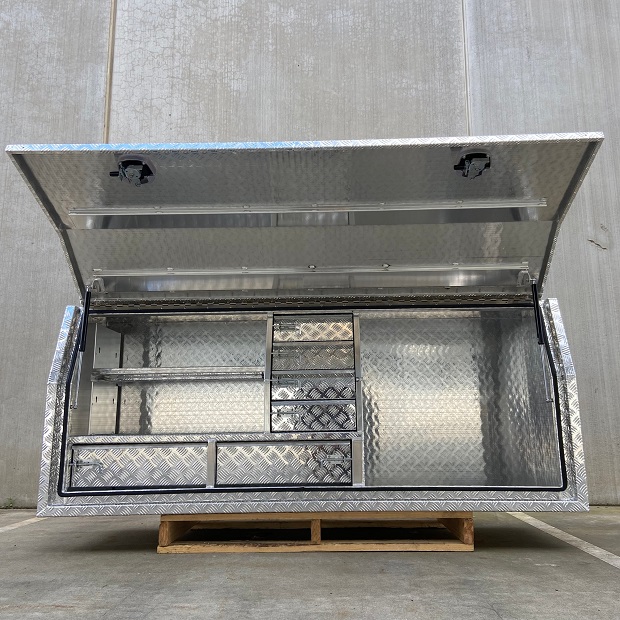 picture of polished aluminum checker plate toolbox