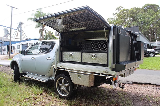 picture of aluminum canopy for ute beside the road 