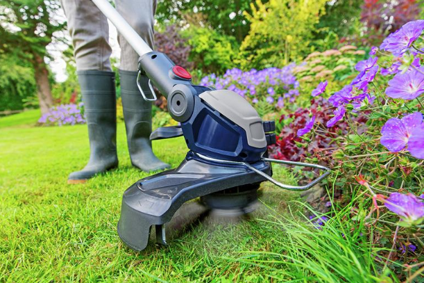 Grass trimmer with features that can be used in gardens