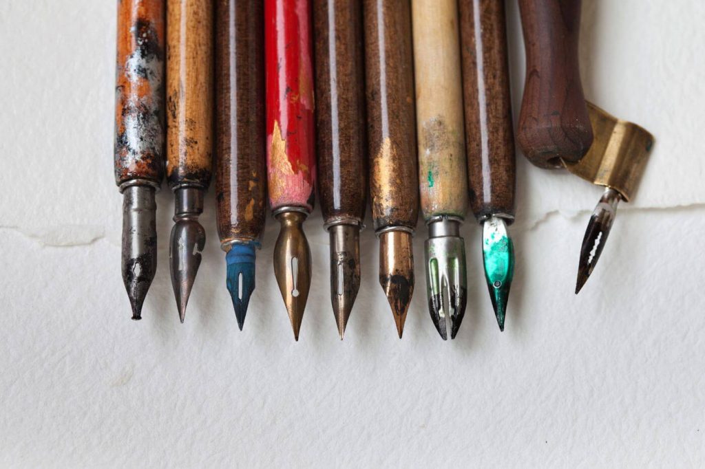 People didn’t always have nibs and handles. They had to improvise and use bird feathers and sharpened reeds. It's easier for today’s artists. Besides the many types of drawing ink, they have a big choice in nibs' shapes, materials, sizes and flexibility. 