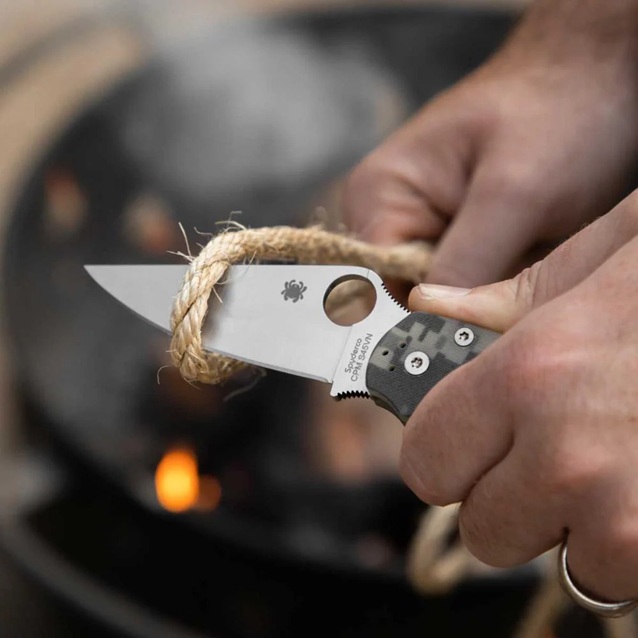 spyderco knive cutting a rope